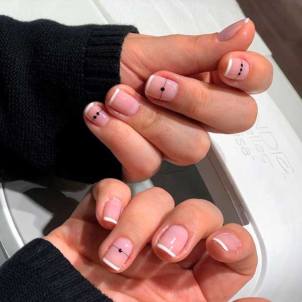 Stunning minimalist nail art 2020 design for spring 2020