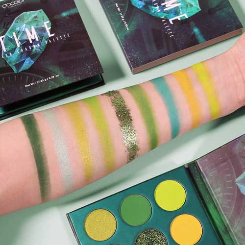 Swatches of the Docolor Eyeshadow Palette showcasing a vibrant array of colors and textures for makeup enthusiasts.